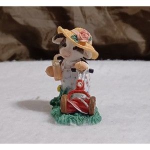 Vintage Mary's Moo Moos "Mooing The Lawn" Enesco Cow Figurine 1996 72MM841 USED